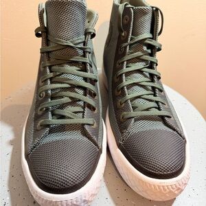 High-Top Athletic Shoes in Green